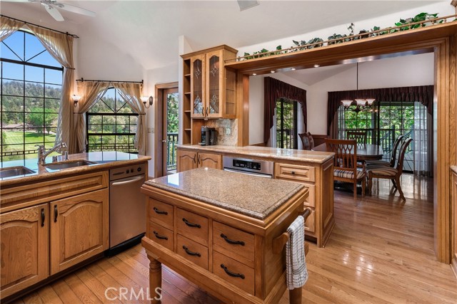 Detail Gallery Image 7 of 52 For 301 Riviera Dr, Lake Arrowhead,  CA 92352 - 6 Beds | 5/1 Baths