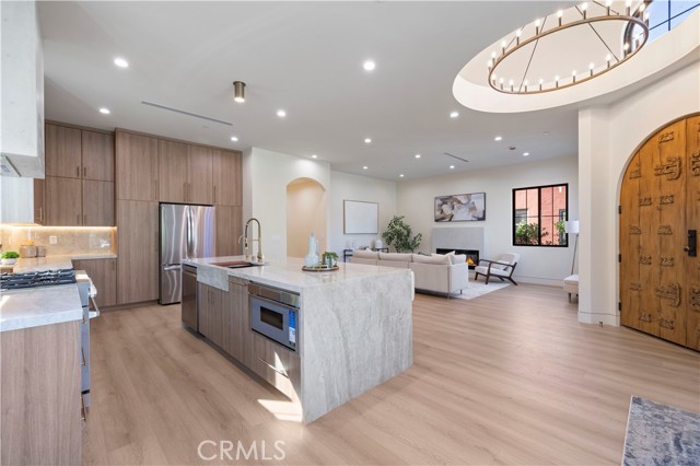 Detail Gallery Image 4 of 73 For 4026 Garden Ave, Los Angeles,  CA 90039 - 5 Beds | 4/2 Baths