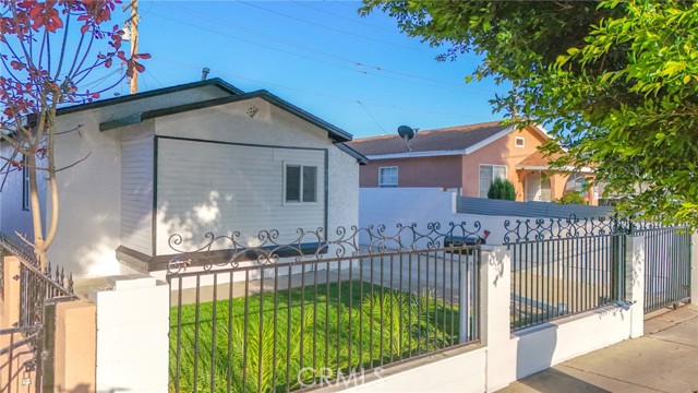 9218 Hooper Avenue, Los Angeles CA: https://media.crmls.org/medias/8e9eb5c7-e642-4da3-aa44-8c377ea0df18.jpg