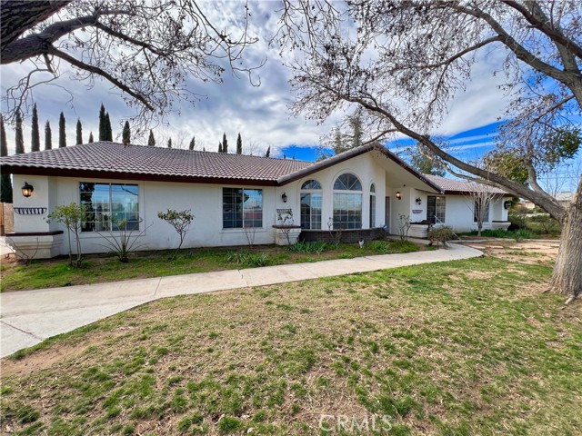 Detail Gallery Image 5 of 44 For 8323 Peach Ave, Hesperia,  CA 92345 - 4 Beds | 2/1 Baths