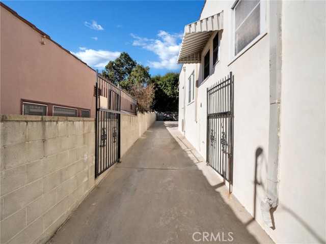 Detail Gallery Image 4 of 22 For 727 Robinson, Los Angeles,  CA 90026 - 3 Beds | 2 Baths