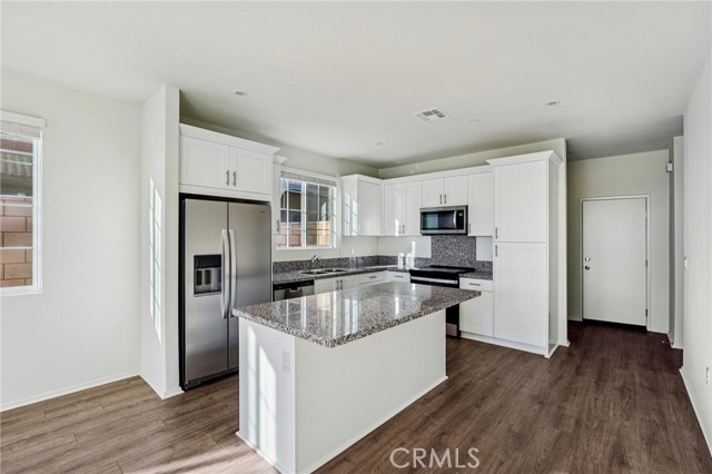 Detail Gallery Image 6 of 18 For 15378 Tomahawk St, Victorville,  CA 92394 - 3 Beds | 2 Baths