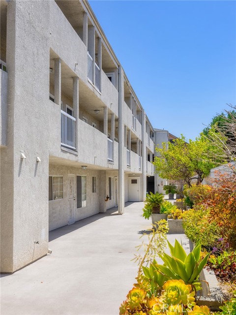 Detail Gallery Image 3 of 38 For 1706 Grismer Ave #211,  Burbank,  CA 91504 - 2 Beds | 3 Baths