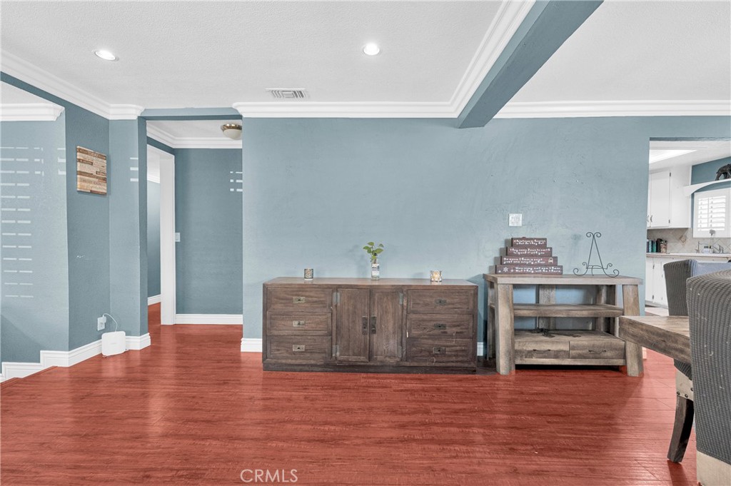 https://media.crmls.org/medias/8eac7113-9254-4ec9-b675-3934139715ab.jpg?preset=X-Large