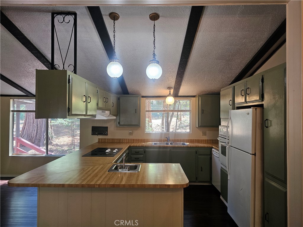 https://media.crmls.org/medias/8eaca891-77ed-4adc-8f3c-dd9a6048183e.jpg?preset=X-Large