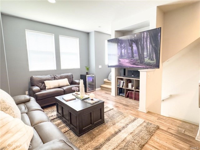 Detail Gallery Image 3 of 16 For 14124 W Pine Ln, Van Nuys,  CA 91405 - 3 Beds | 3 Baths