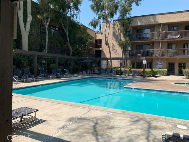 Detail Gallery Image 22 of 27 For 22100 Burbank, Woodland Hills,  CA 91367 - 1 Beds | 1 Baths