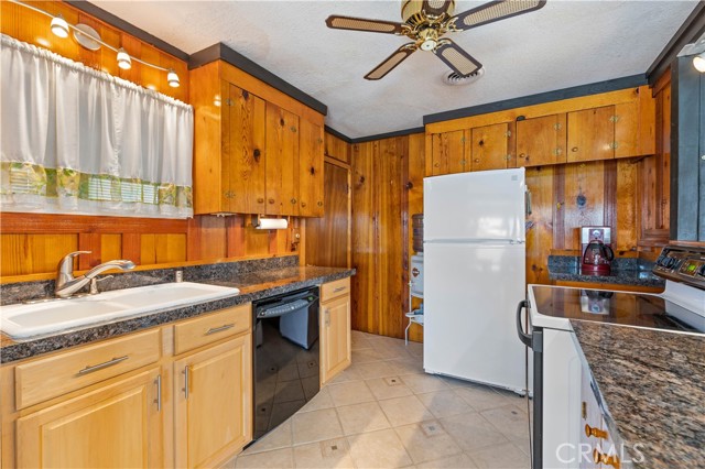 13041 San Joaquin Avenue, Clearlake CA: https://media.crmls.org/medias/8eadee67-38a5-40f7-a3c3-27d37775233e.jpg