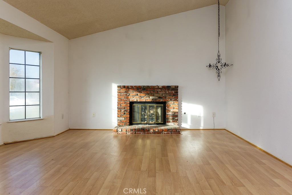 https://media.crmls.org/medias/8eae646c-6f4a-4a42-8f85-02b8a9ca03e4.jpg?preset=X-Large