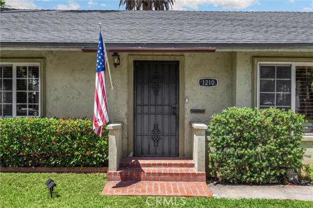 1210 W Marshall Boulevard, San Bernardino CA: https://media.crmls.org/medias/8eafe7c7-8fa9-478f-9c30-b3c72ab2790e.jpg