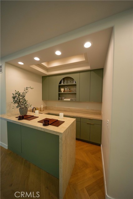 Detail Gallery Image 23 of 74 For 17437 Oak Creek Ct, Encino,  CA 91316 - 5 Beds | 5/1 Baths