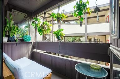 https://media.crmls.org/medias/8eb5e860-8a89-4d38-aab3-590e1b69797e.jpg?preset=X-Large
