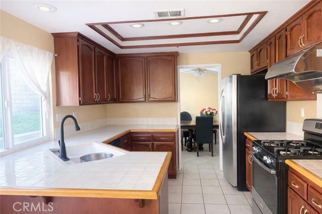 Detail Gallery Image 4 of 10 For 17094 Cambria, Fontana,  CA 92336 - 4 Beds | 2/1 Baths