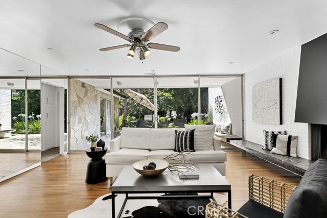 5217 Canoga Avenue, Woodland Hills CA: https://media.crmls.org/medias/8eb860ed-7393-487c-8524-e746cc80dc70.jpg