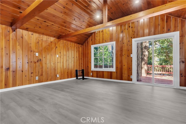 Detail Gallery Image 3 of 32 For 22789 Laurel Ln, Crestline,  CA 92325 - 1 Beds | 2 Baths