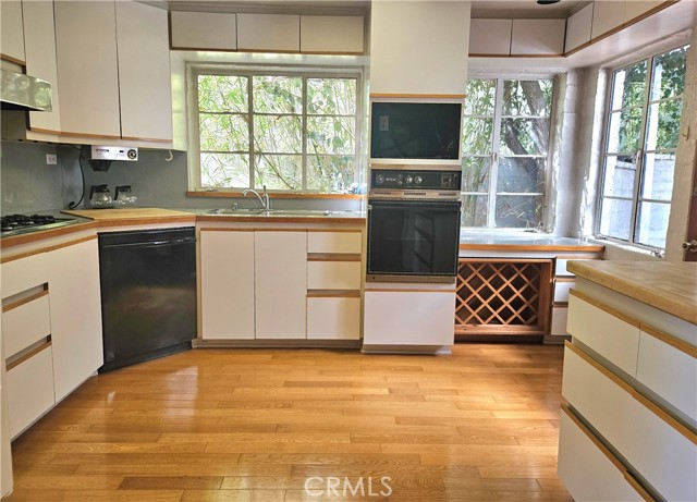 Detail Gallery Image 22 of 40 For 12217 Dorothy St, Los Angeles,  CA 90049 - 4 Beds | 2 Baths