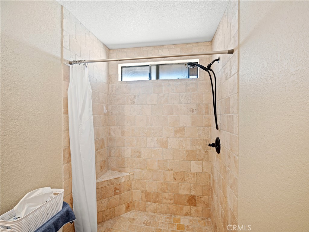 https://media.crmls.org/medias/8ec554bb-5282-41c7-8376-9df1b1f7181a.jpg?preset=X-Large