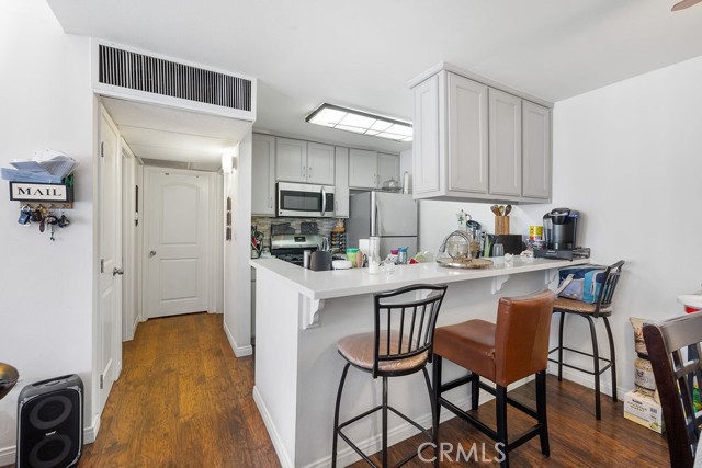 Detail Gallery Image 8 of 37 For 8601 International Ave, Canoga Park,  CA 91304 - 2 Beds | 1 Baths