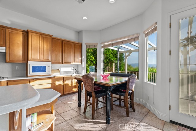 22440 Skylake Place, Saugus CA: https://media.crmls.org/medias/8ec66b77-e05f-49c1-99c3-712723b53f25.jpg