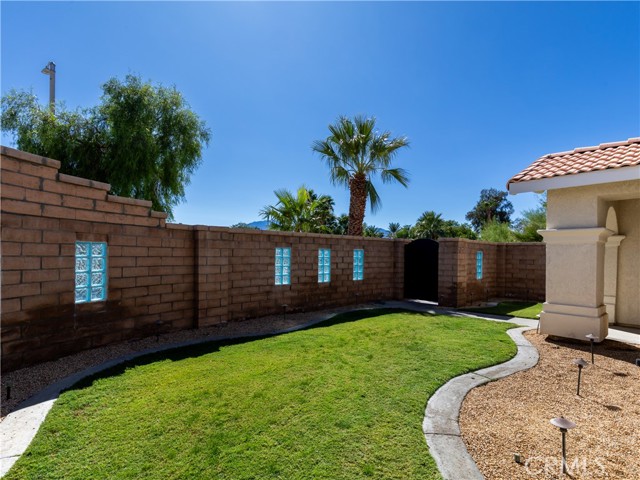 65800 Avenida Ladera, Desert Hot Springs CA: https://media.crmls.org/medias/8ec99b94-f656-45e1-9083-7a299f1dd59a.jpg
