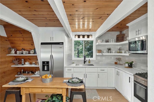 Detail Gallery Image 13 of 49 For 26980 Everest, Lake Arrowhead,  CA 92317 - 2 Beds | 2 Baths