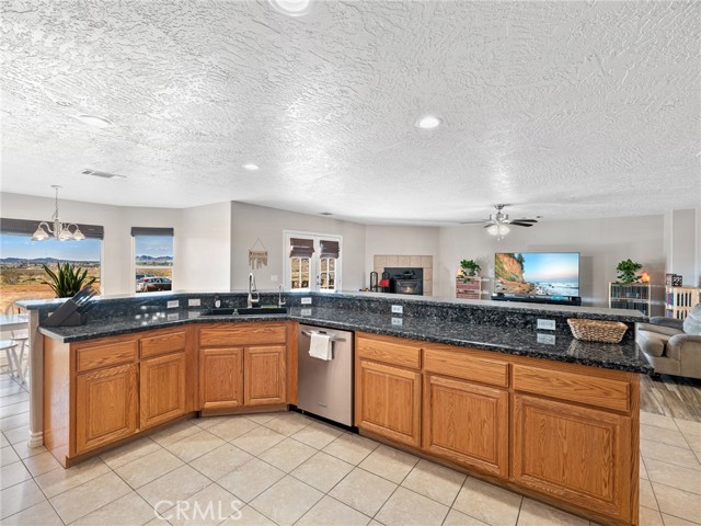 Detail Gallery Image 17 of 73 For 13850 Nightshade Rd, Apple Valley,  CA 92307 - 5 Beds | 5 Baths