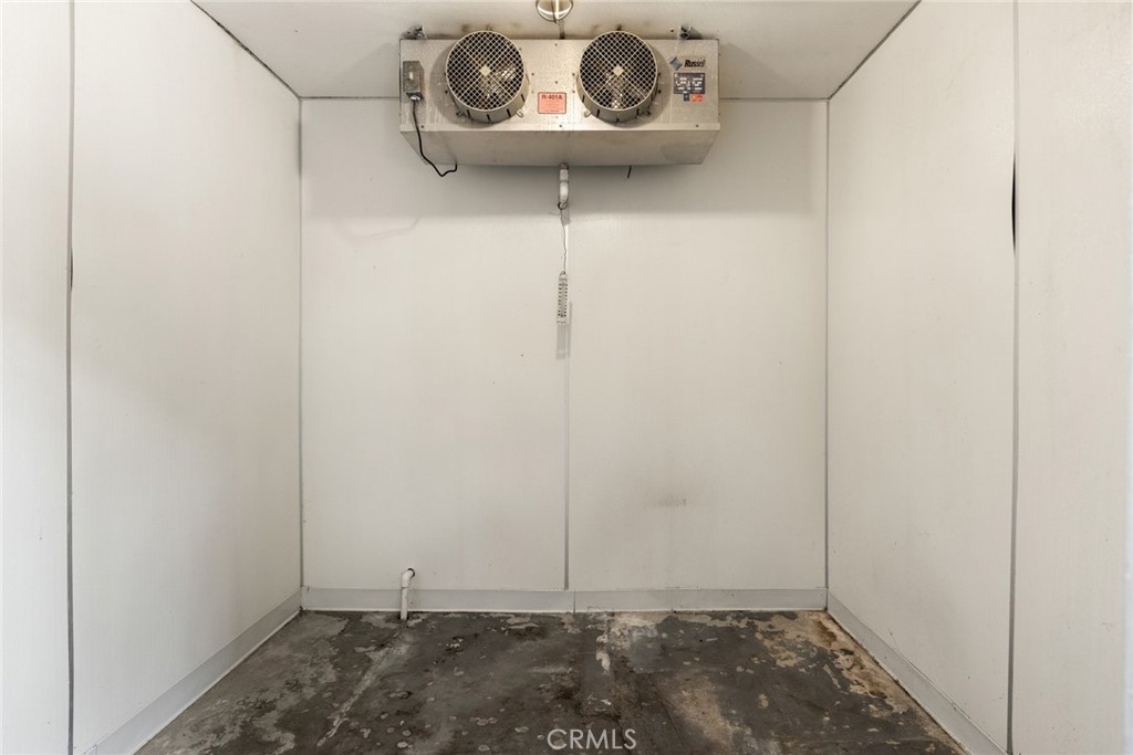 https://media.crmls.org/medias/8ecdef43-d3e6-43eb-8629-6f90965a3b4a.jpg?preset=X-Large