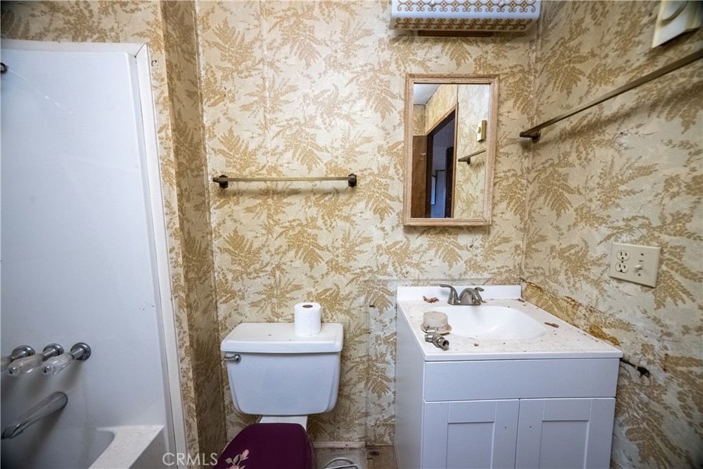 https://media.crmls.org/medias/8ece77e3-c01e-49cd-bedd-63f2da292863.jpg?preset=X-Large