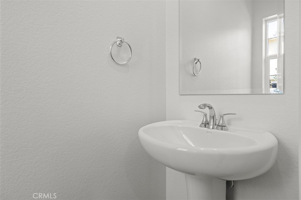 https://media.crmls.org/medias/8ecf0071-5064-4870-85d5-70ae96c0be37.jpg?preset=X-Large
