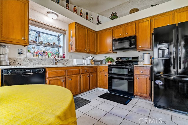 Detail Gallery Image 8 of 27 For 14096 Hillcrest Dr, Fontana,  CA 92337 - 3 Beds | 2 Baths