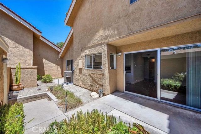 335 Sprucewood Avenue, Oak Park CA: https://media.crmls.org/medias/8ecfbd0d-46b3-43d1-8dba-27090bdbf1c8.jpg