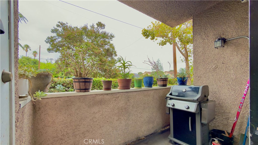 https://media.crmls.org/medias/8ed120a6-68cc-4ba4-83b3-9cb93af3105e.jpg?preset=X-Large