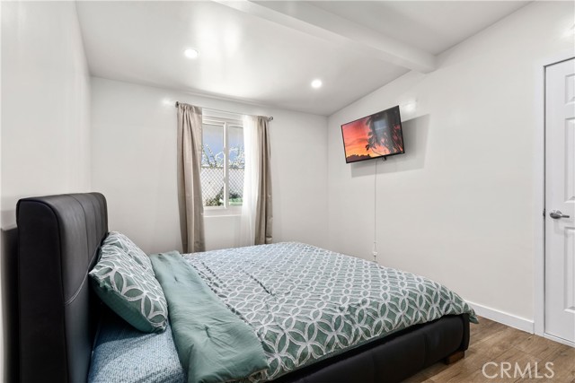 Detail Gallery Image 11 of 22 For 6535 Mary Ellen Ave, Valley Glen,  CA 91401 - 3 Beds | 2/1 Baths