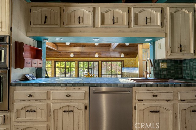 969 Oak Drive, Crestline CA: https://media.crmls.org/medias/8ed4793b-f9c2-410f-a697-22e22a8fa398.jpg