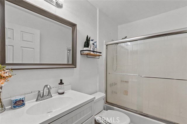 Detail Gallery Image 13 of 21 For 7045 Woodley Ave #110,  Van Nuys,  CA 91406 - 2 Beds | 2 Baths