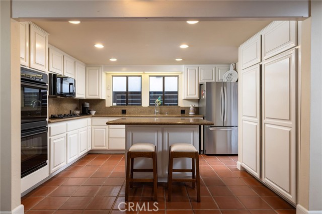 305 Poinsettia Avenue, Corona del Mar CA: https://media.crmls.org/medias/8ed518e3-12e7-4cb7-ab98-004a1fad3a99.jpg