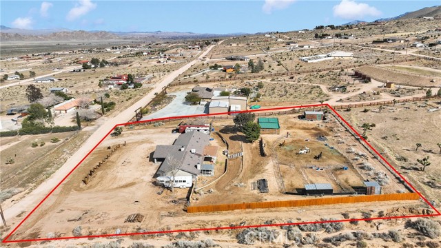 25733 Roundup Way, Apple Valley CA: https://media.crmls.org/medias/8ed5a629-d920-4b22-a58a-6002df231d51.jpg