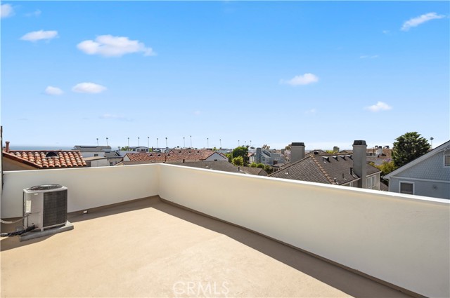 439 1/2 Carnation Avenue, Corona del Mar CA: https://media.crmls.org/medias/8eda850a-2b4e-42ed-92db-814c220beb5c.jpg