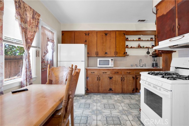 11028 Condon Avenue, Inglewood CA: https://media.crmls.org/medias/8edb4e0a-8cdb-4102-8dd1-6facd6164283.jpg