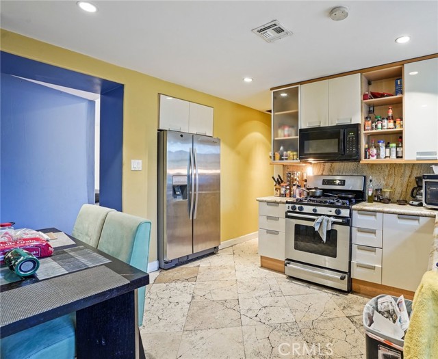 Detail Gallery Image 12 of 20 For 6355 Peach Ave, Van Nuys,  CA 91411 - 3 Beds | 1 Baths