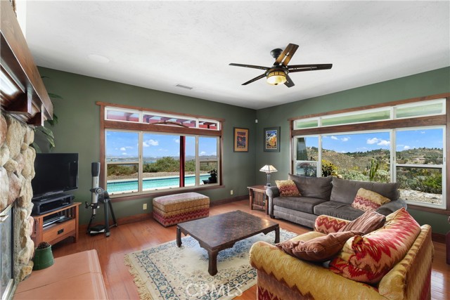 21475 Ridgedale Drive, Lake Mathews CA: https://media.crmls.org/medias/8edbfd1c-0a09-4e36-9210-3a4a82d7e26a.jpg