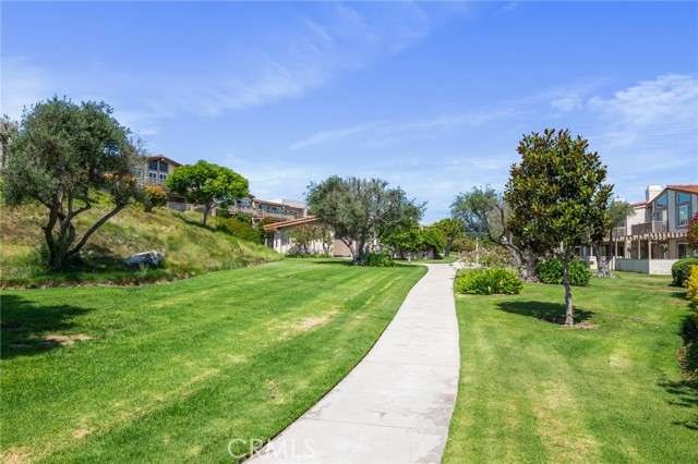 54 Hilltop Circle, Rancho Palos Verdes CA: https://media.crmls.org/medias/8edc86e0-e2d3-4bcf-9754-62fde3b3fdfd.jpg