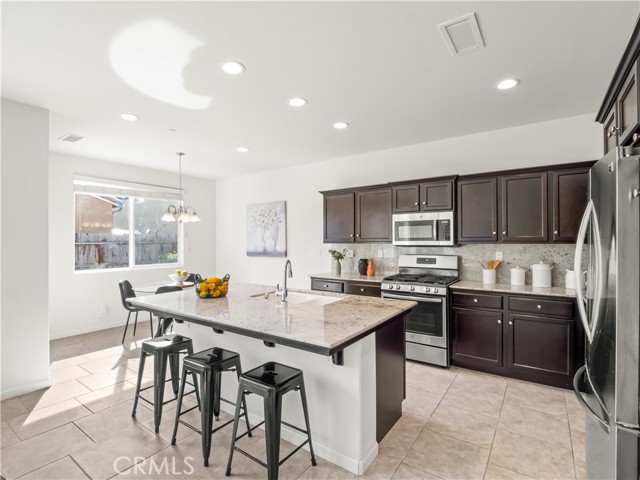 Detail Gallery Image 6 of 40 For 2318 Lombard, Clovis,  CA 93619 - 3 Beds | 2/1 Baths