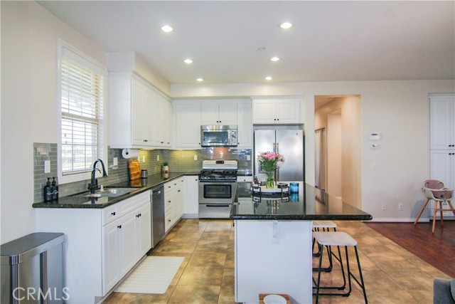 Detail Gallery Image 2 of 22 For 4098 S Emory Ln Unit #9, Ontario,  CA 91761 - 2 Beds | 2 Baths