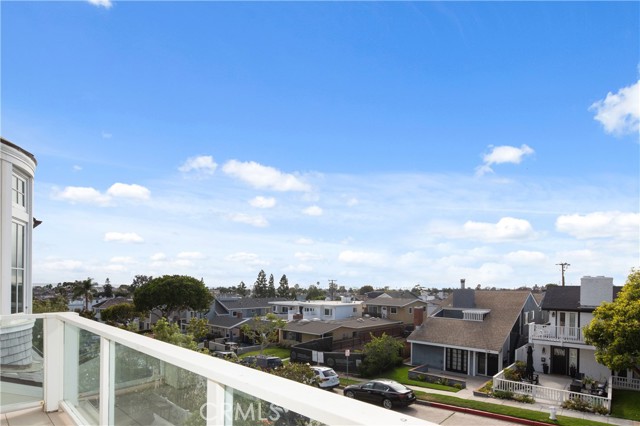 720 Poinsettia Ave, Corona del Mar CA: https://media.crmls.org/medias/8ee0b5f1-6a9b-43cd-811d-4445eda57146.jpg