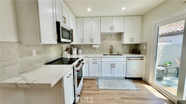 Detail Gallery Image 12 of 38 For 11467 Tampa Ave #154,  Porter Ranch,  CA 91326 - 3 Beds | 3 Baths