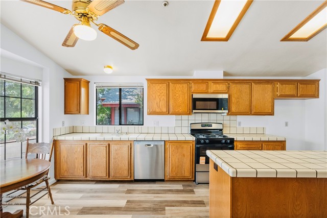13691 Gavina Avenue, Sylmar CA: https://media.crmls.org/medias/8ee2ffaf-b2e4-4a2a-b3f6-13915ee1ad12.jpg