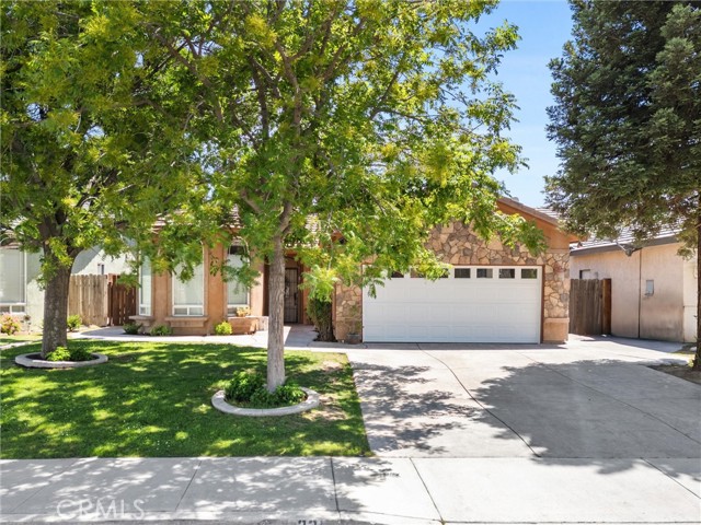 231 Sunny Meadow Drive, Bakersfield CA: https://media.crmls.org/medias/8ee44964-a2b9-4d7a-a881-82c8428209fa.jpg
