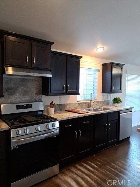 Detail Gallery Image 3 of 24 For 400 E. Arbor St. #1,  Long Beach,  CA 90805 - 3 Beds | 2 Baths