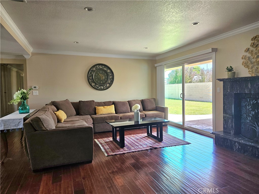 https://media.crmls.org/medias/8ee78d38-0de9-44e6-8506-d911a022ce1a.jpg?preset=X-Large